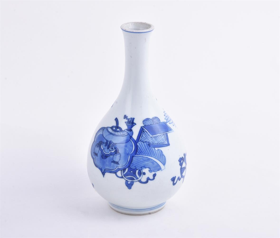 A Chinese blue and white vase - Image 4 of 6