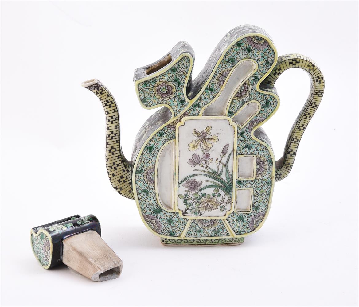 A Chinese famille verte 'fu' wine pot and cover - Image 3 of 7