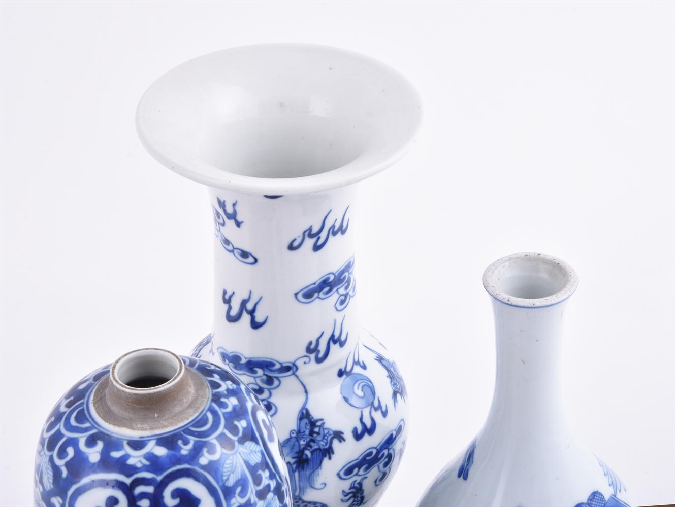 A Chinese blue and white vase - Image 6 of 6