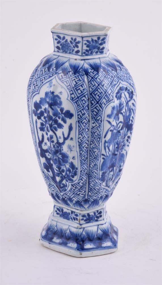 A Chinese blue and white dish - Image 5 of 6