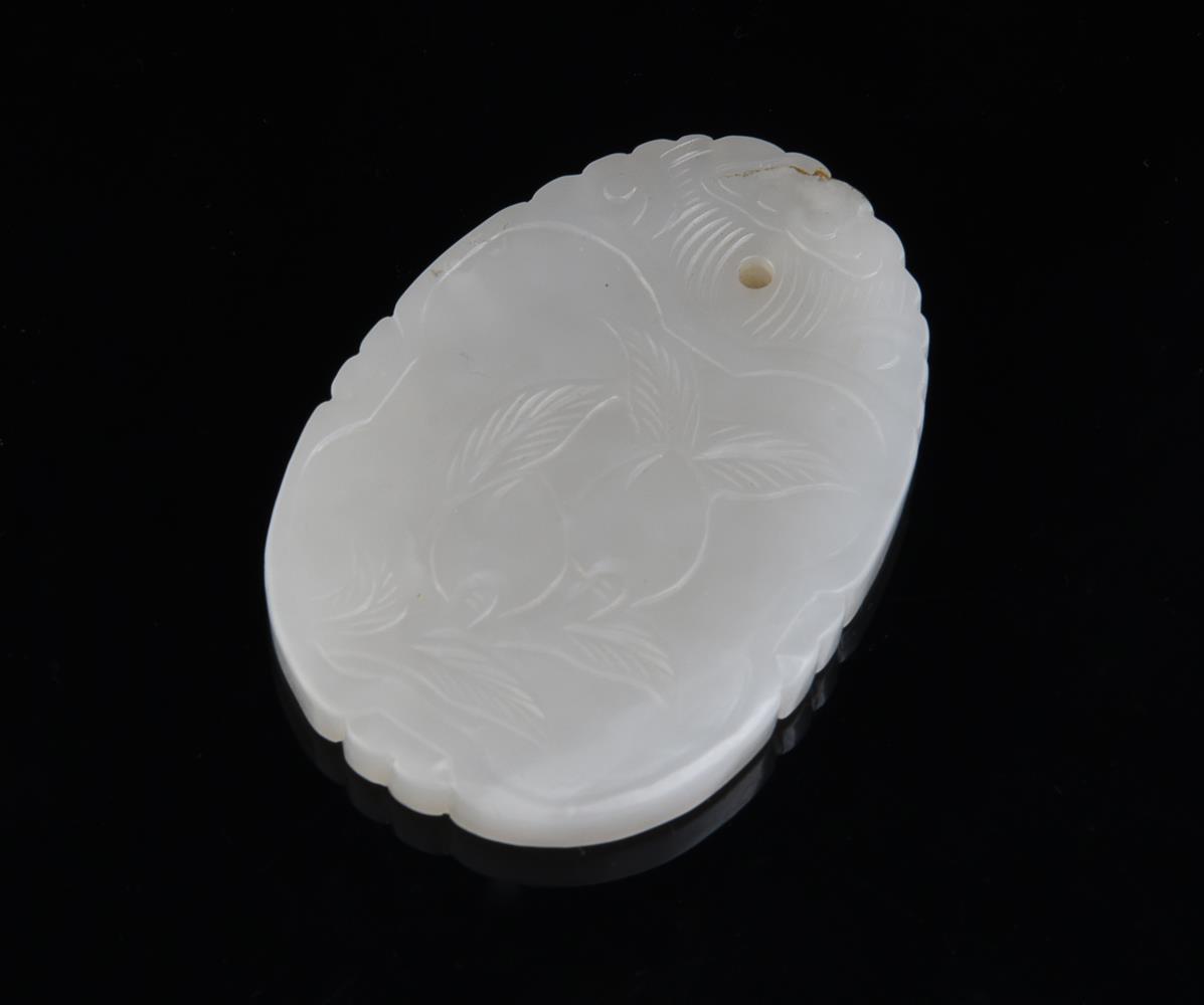 A white jade belt hook and ten other jade carvings and pendants - Image 16 of 19