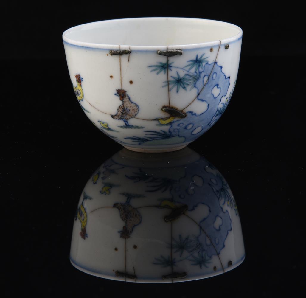 A Chinese Doucai 'chicken' cup - Image 2 of 3