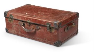 A BROWN LEATHER AND BRASS FITTED TRAVELLING TRUNK AND HINGED COVER