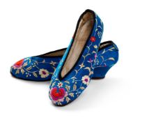 A PAIR OF CHINESE EMBROIDERED SILK LADY’S/GIRL’S SHOES, CIRCA 1930
