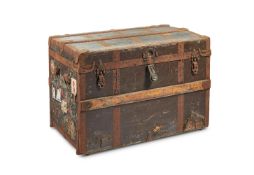 A METAL AND WOOD-BOUND TRAVELLING TRUNK, EARLY 20TH CENTURY