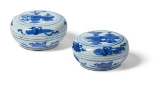 TWO CHINESE CIRCULAR BLUE AND WHITE BOXES AND COVERS, KANGXI