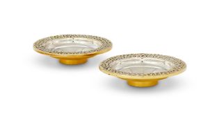 A PAIR OF SILVER PARCEL GILT CIRCULAR SALT CELLARS BY STUART DEVLIN