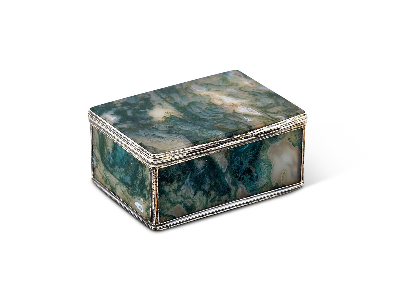 A LATE 18TH CENTURY FRENCH SILVER MOUNTED MOSS AGATE TABLE SNUFF BOX