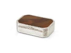 A GEORGE IV SILVER AND AGATE CANTED-RECTANGULAR SNUFF BOX PROBABLY BY JOHN LINNIT