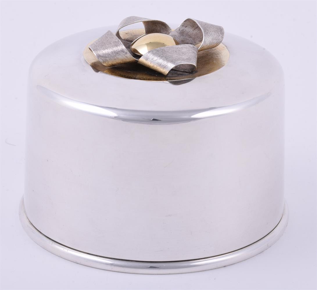 A CASED LIMITED EDITION SILVER CIRCULAR SURPRISE BOX BY STUART DEVLIN - Image 4 of 5