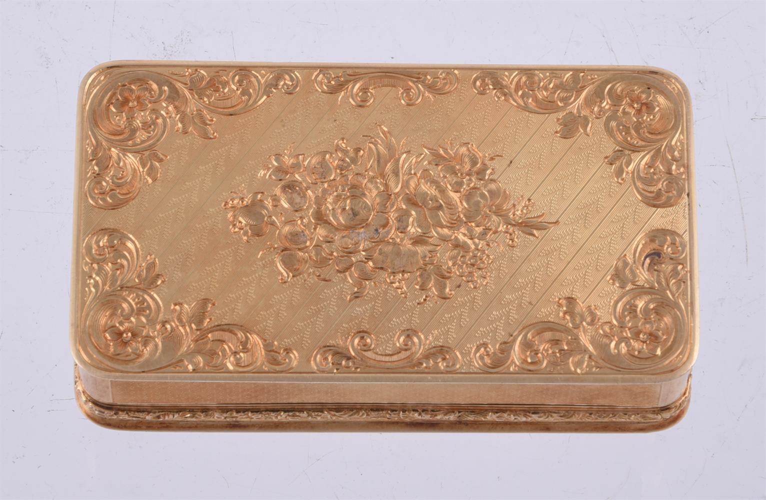 A 19TH CENTURY CONTINENTAL GOLD RECTANGULAR SNUFF BOX - Image 3 of 3