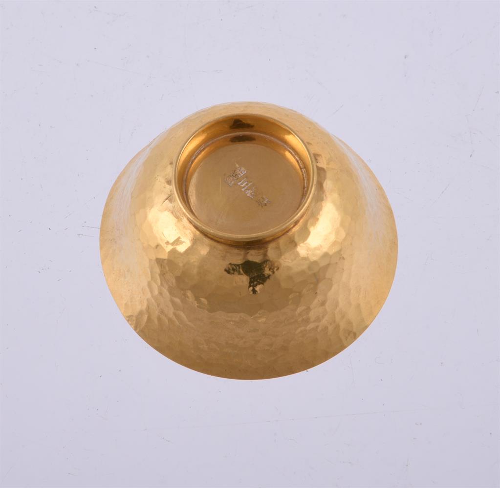 A CHINESE EXPORT GOLD SMALL TEA BOWL - Image 2 of 2