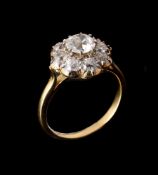 A 1980S DIAMOND CLUSTER RING