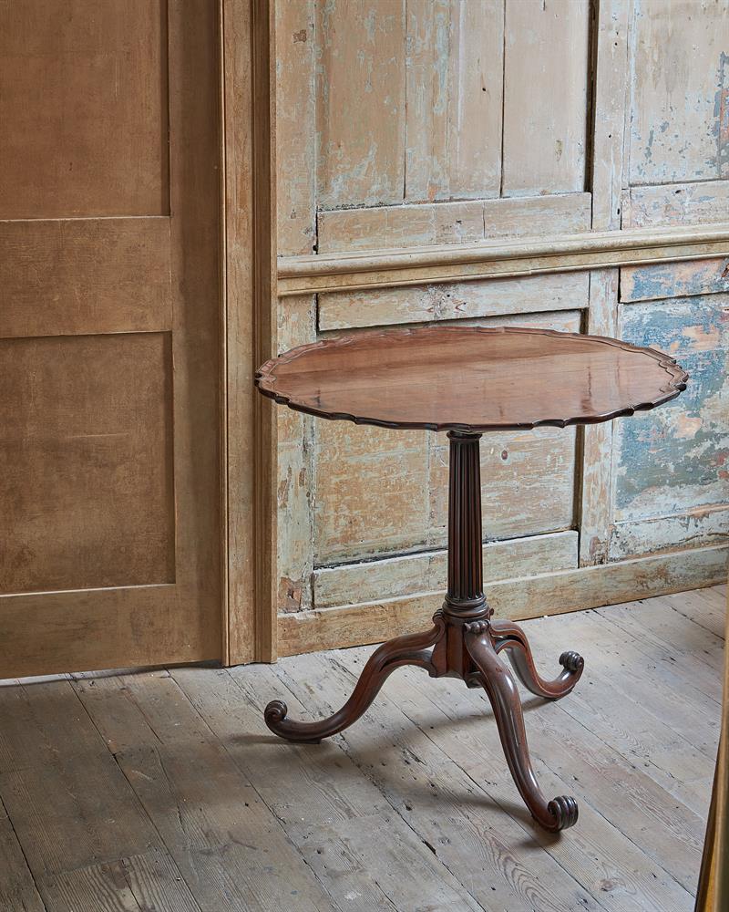 AN EARLY GEORGE III MAHOGANY 'PIE CRUST' TRIPOD TABLE, IN THE MANNER OF THOMAS CHIPPENDALE - Image 2 of 3