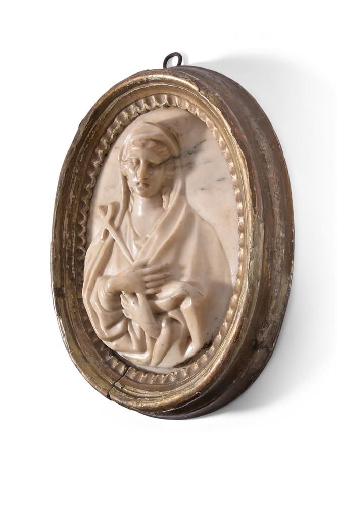 ROMAN SCHOOL, A CARVED MARBLE ROUNDEL OF THE VIRGIN MARY, LATE 17TH CENTURY - Image 2 of 3