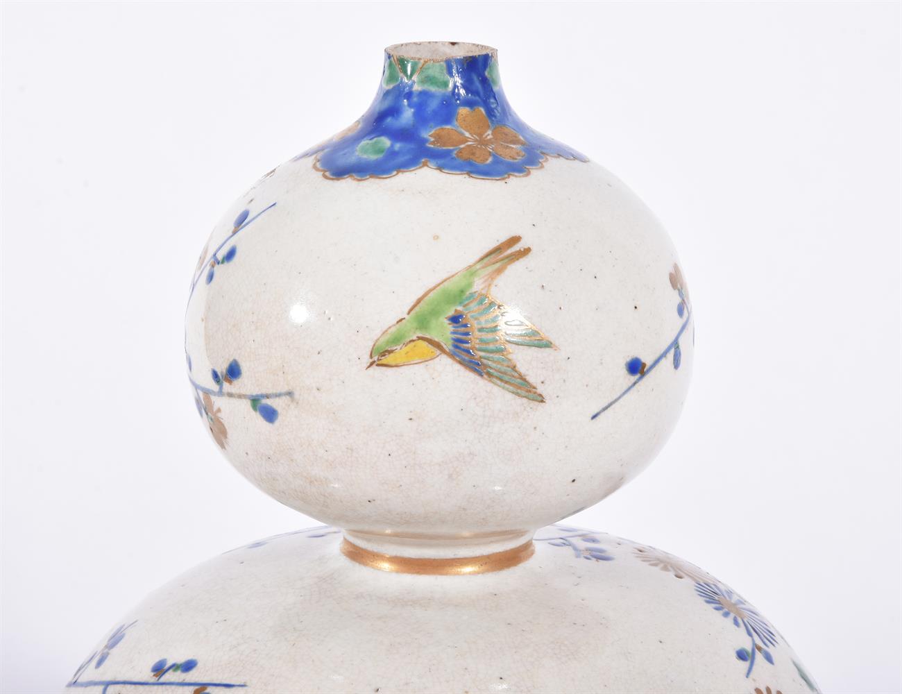 A JAPANESE PORCELAIN BOTTLE VASE MEIJI-TAISHO PERIOD - Image 10 of 11