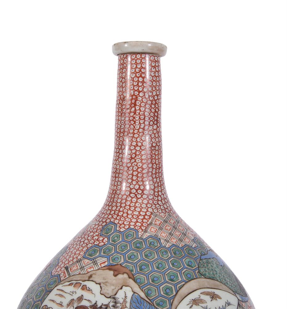 A JAPANESE PORCELAIN BOTTLE VASE MEIJI-TAISHO PERIOD - Image 4 of 11