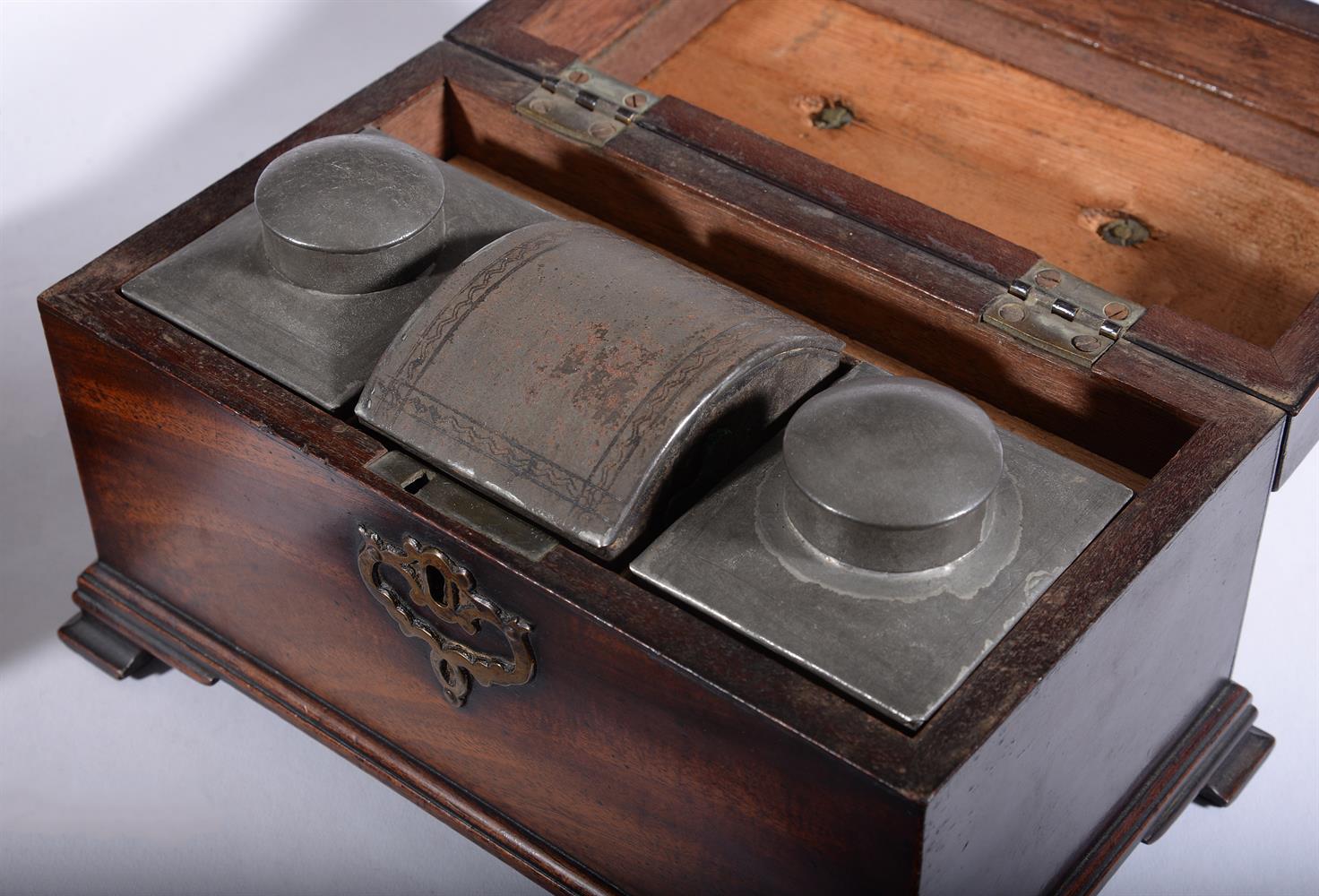 A GEORGE II MAHOGANY TEA CADDY, IN THE MANNER OF THOMAS CHIPPENDALE, CIRCA 1760 - Image 5 of 6