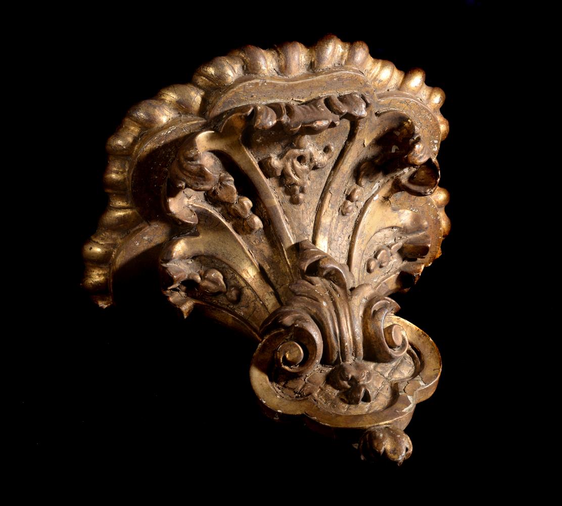 A PAIR OF CARVED GILTWOOD WALL BRACKETS, CIRCA 1730 - Image 4 of 4