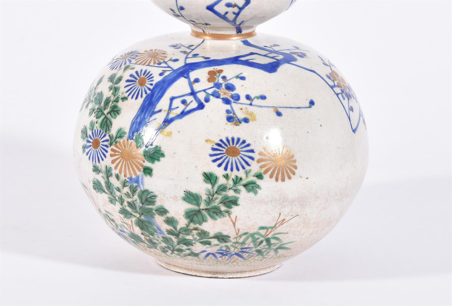 A JAPANESE PORCELAIN BOTTLE VASE MEIJI-TAISHO PERIOD - Image 9 of 11