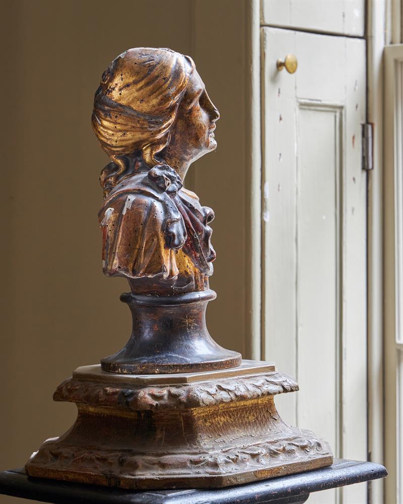 AN ITALIAN CARVED GILTWOOD AND GESSO PORTRAIT BUST OF A LADY, EARLY 18TH CENTURY OR EARLIER - Image 2 of 2