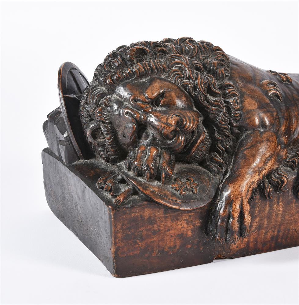 AFTER BERTEL THORVALDSEN, A CARVED WOOD MODEL OF THE LION OF LUCERNE, 19TH CENTURY - Image 3 of 3