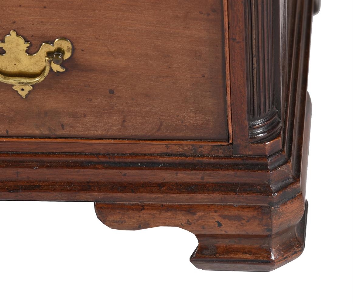 A GEORGE III MAHOGANY CHEST OF DRAWERS, CIRCA 1770 - Image 6 of 7