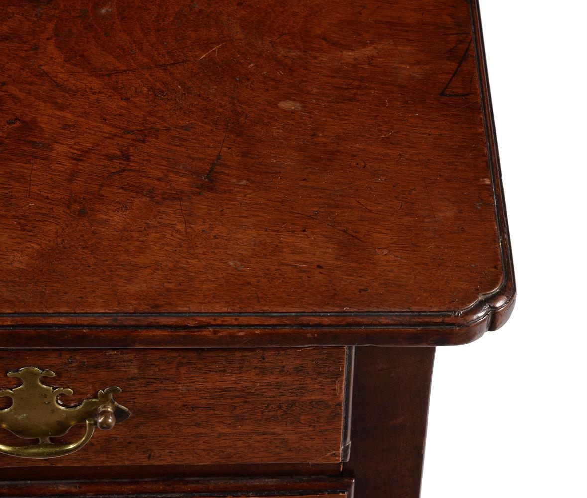 AN AMERICAN MAHOGANY SIDE OR 'DRESSING' TABLE,CIRCA 1760 - Image 2 of 6