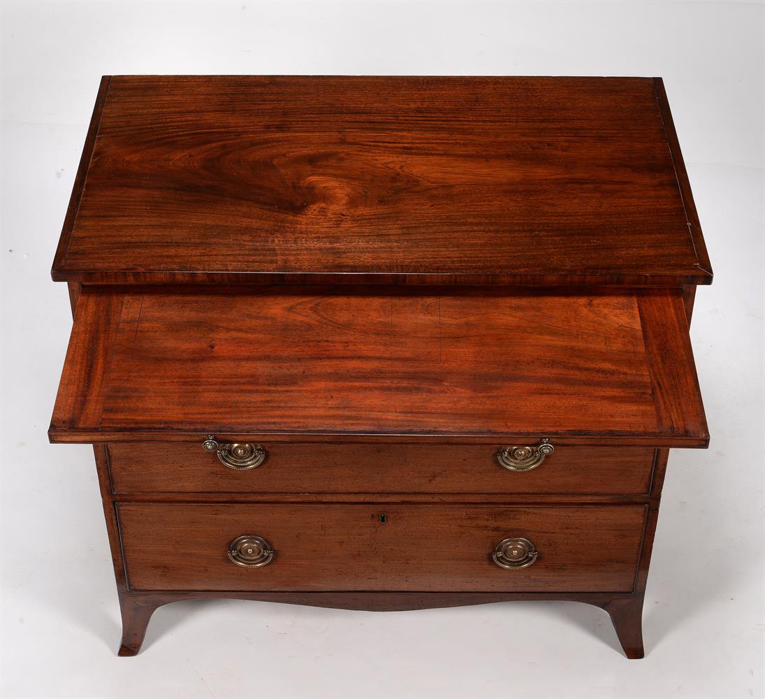 A GEORGE III MAHOGANY CHEST OF DRAWERS, CIRCA 1790 - Image 3 of 4