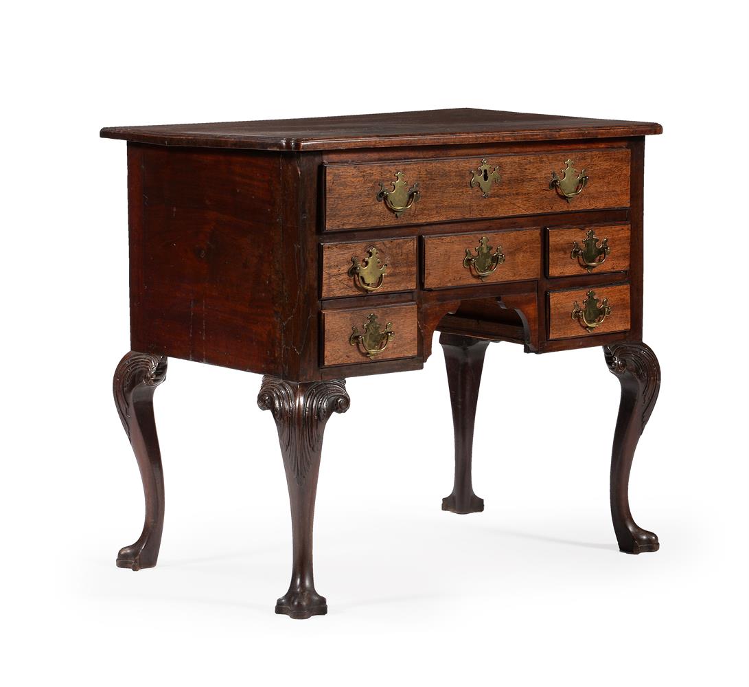 AN AMERICAN MAHOGANY SIDE OR 'DRESSING' TABLE,CIRCA 1760 - Image 4 of 6