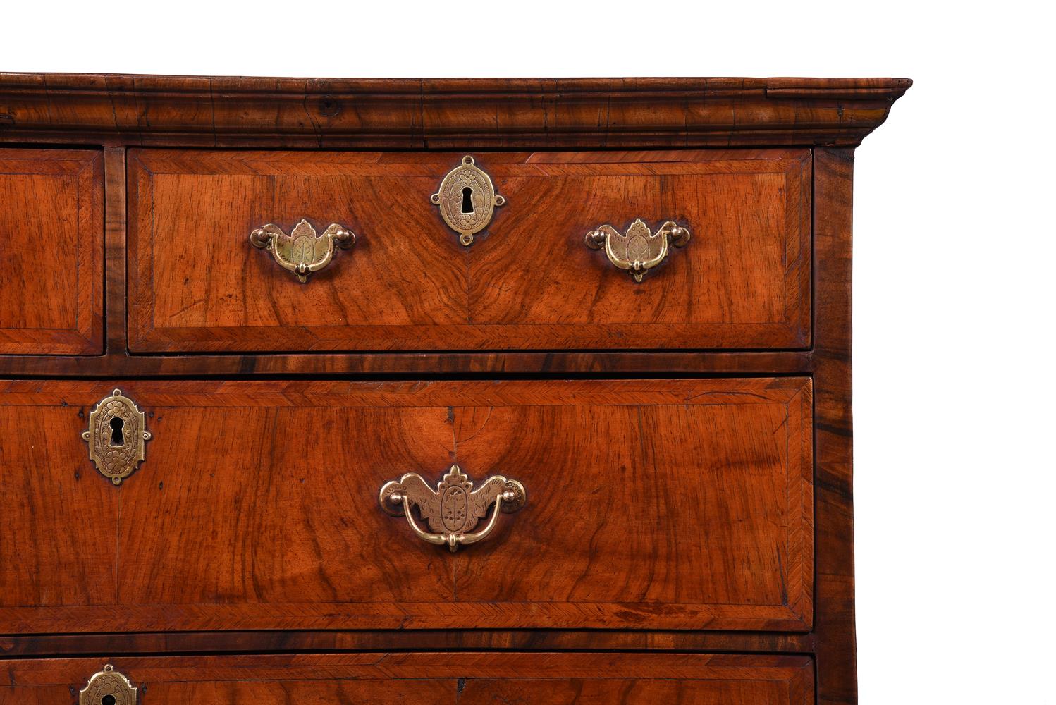 A QUEEN ANNE WALNUT, FIGURED WALNUT AND FEATHERBANDED CHEST OF DRAWERS, CIRCA 1710 - Image 3 of 3