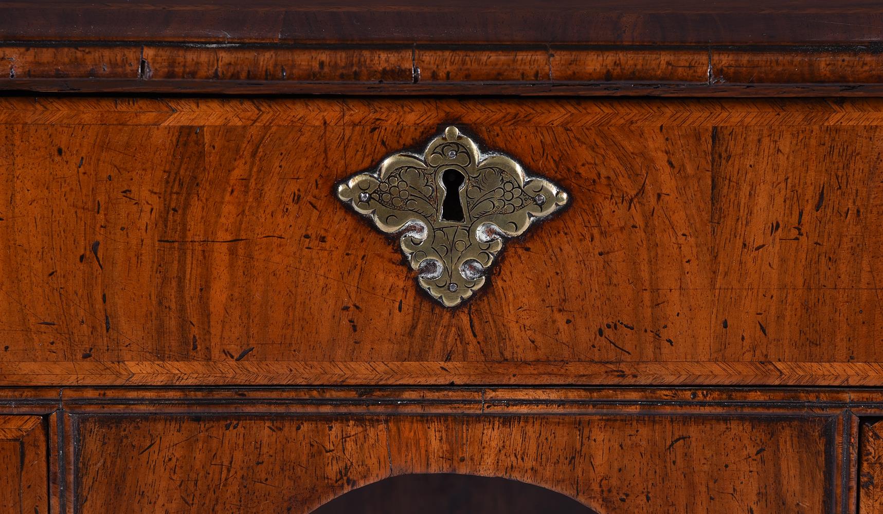 A QUEEN ANNE WALNUT AND FEATHER BANDED KNEEHOLE DESK, CIRCA 1710 - Image 2 of 4