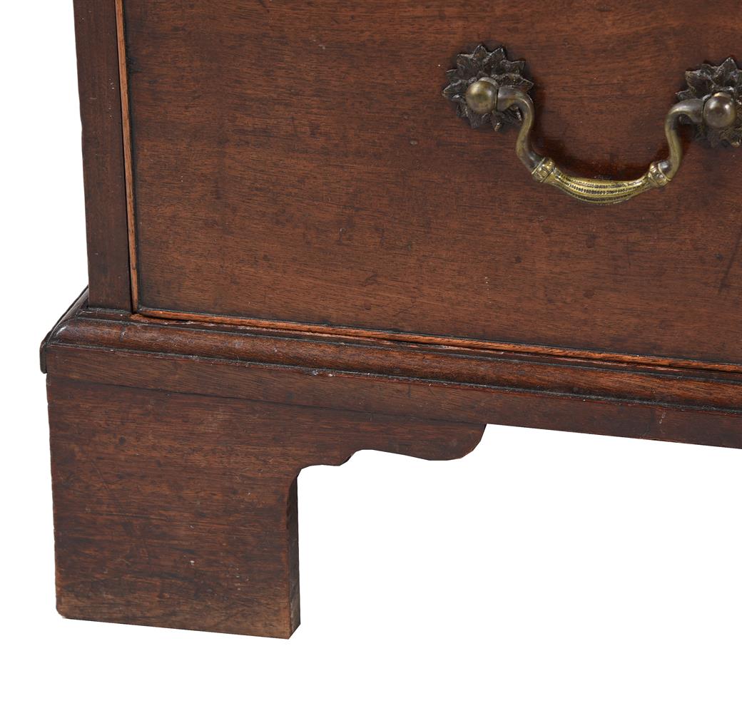 A GEORGE III MAHOGANY CHEST OF DRAWERS, CIRCA 1780 - Image 3 of 4