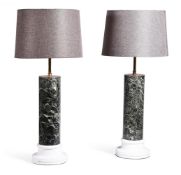 A PAIR OF GREEN AND WHITE MARBLE COLUMNAR TABLE LAMPS, 20TH CENTURY