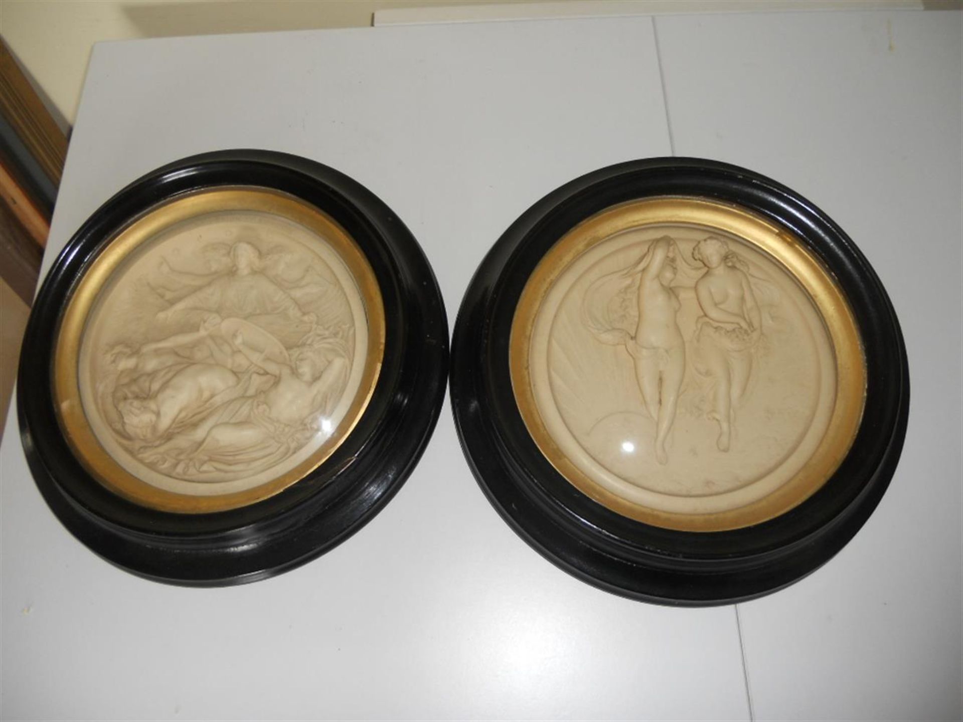 Two similar English Art Union Of London round plaster plaques - Bild 4 aus 4