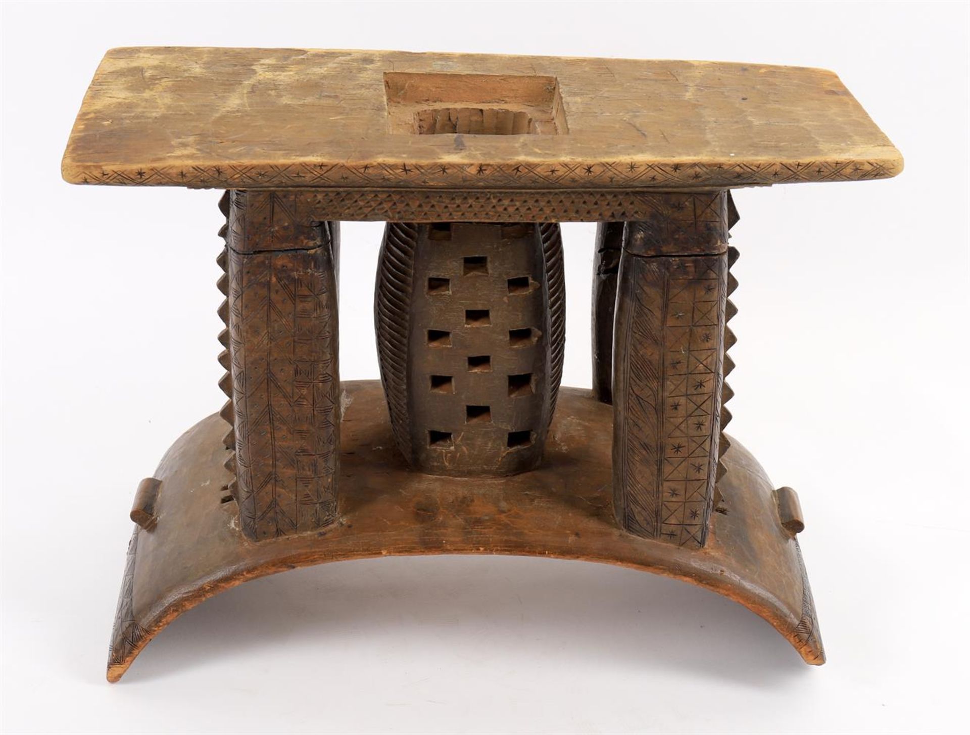 An African carved hardwood stool - Bild 3 aus 3