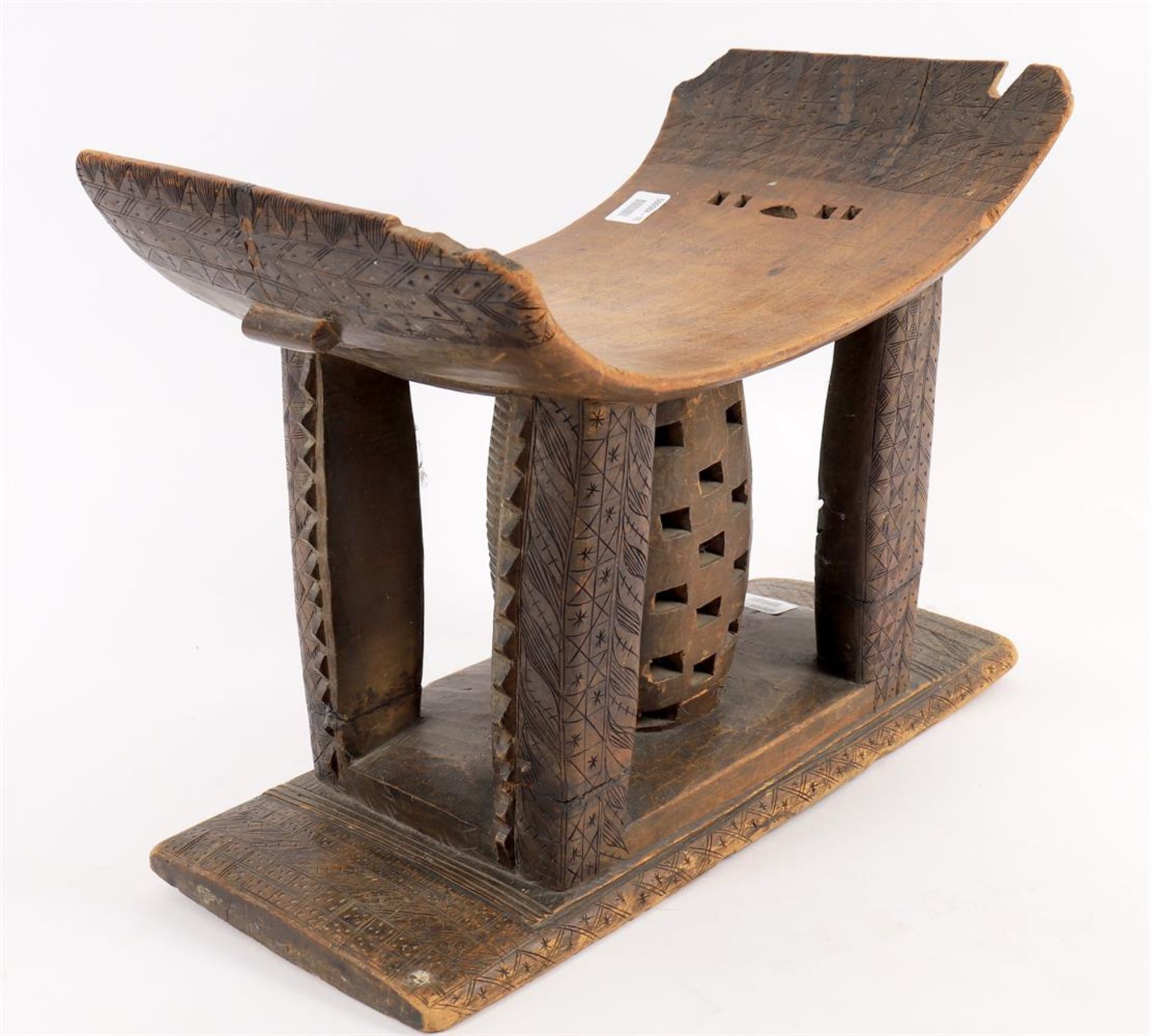 An African carved hardwood stool - Bild 2 aus 3