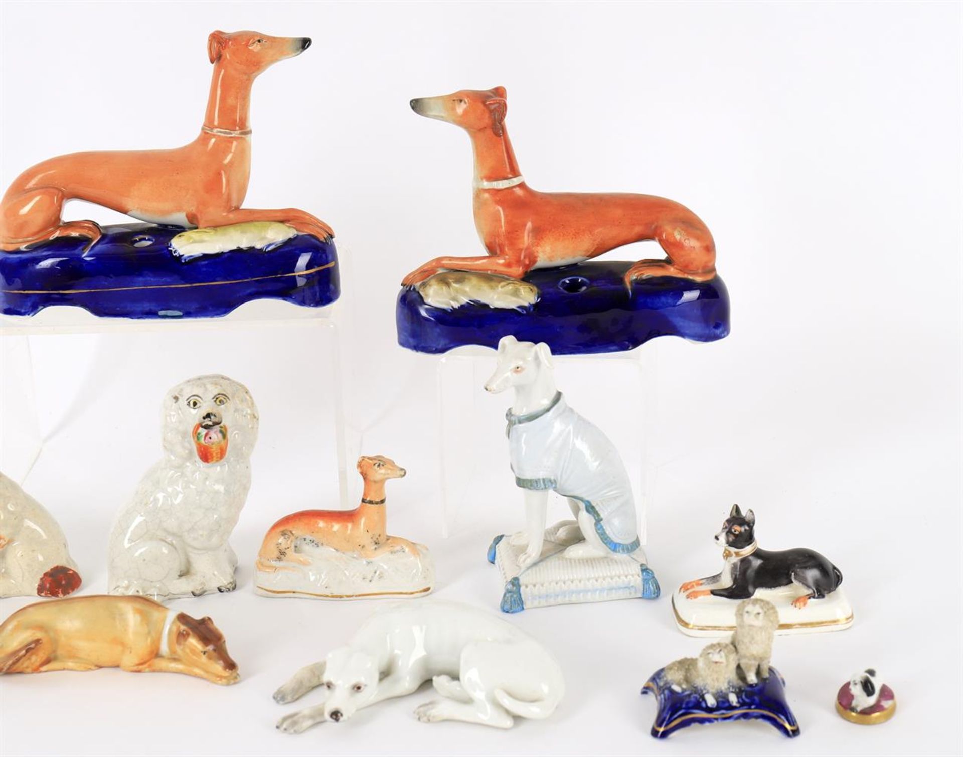 A selection of British and continental pottery and porcelain models of dogs - Bild 3 aus 4