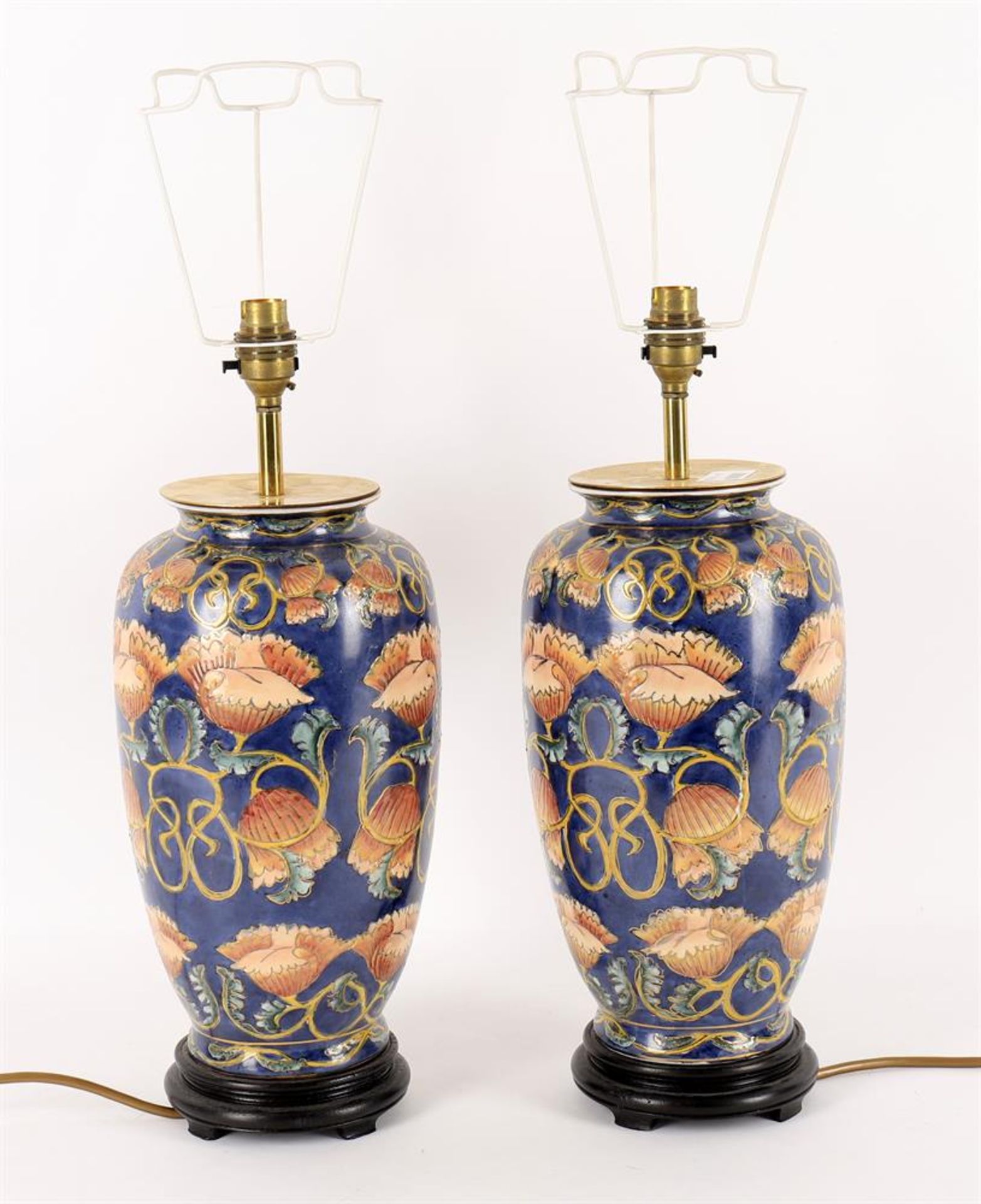 A pair of modern Chinese porcelain lamp bases - Bild 2 aus 2