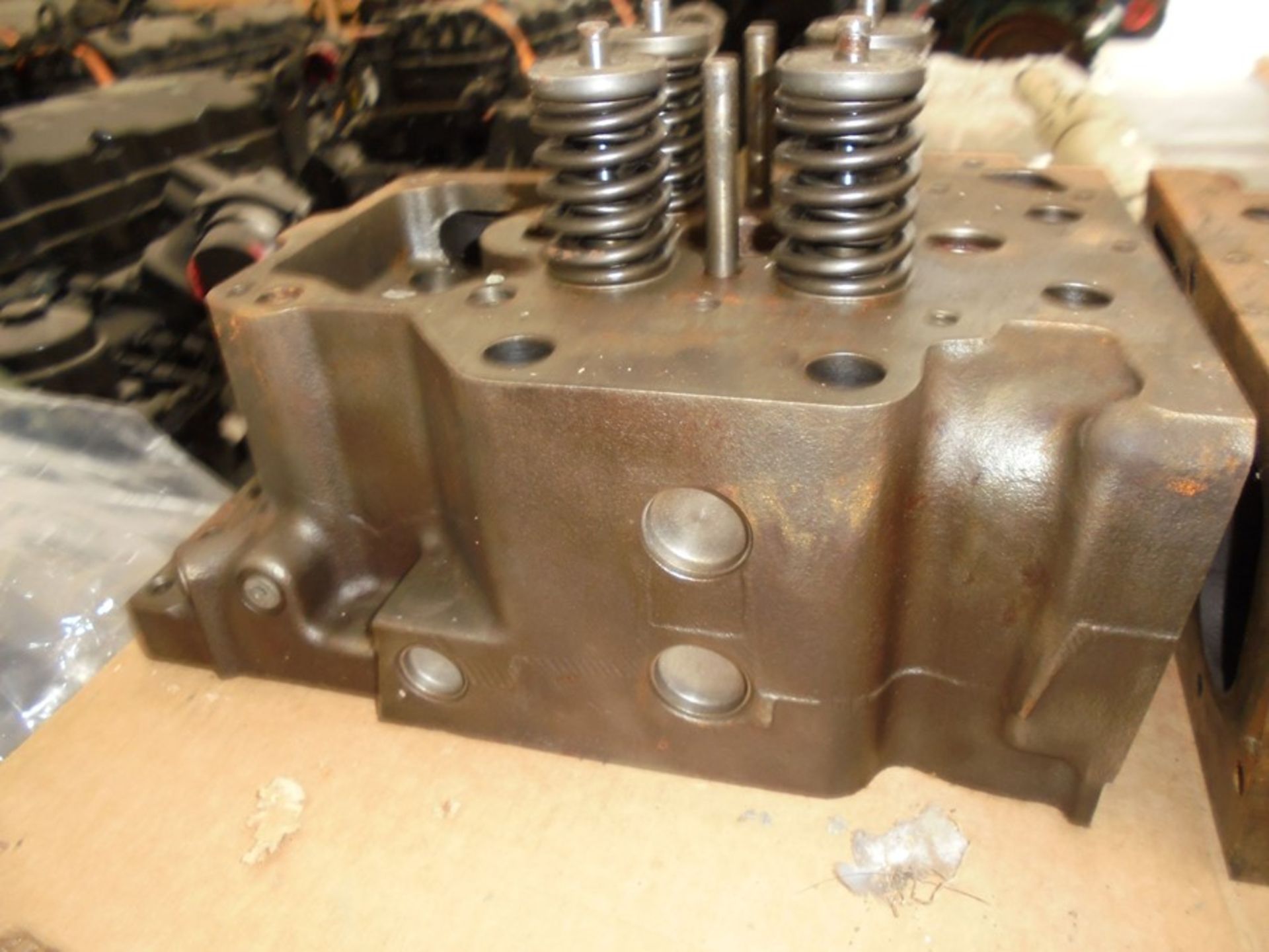 5 x used Caterpillar 3516 cylinder heads, part numbers 205-1560 and 20R3547 (mostly without valves). - Image 2 of 6