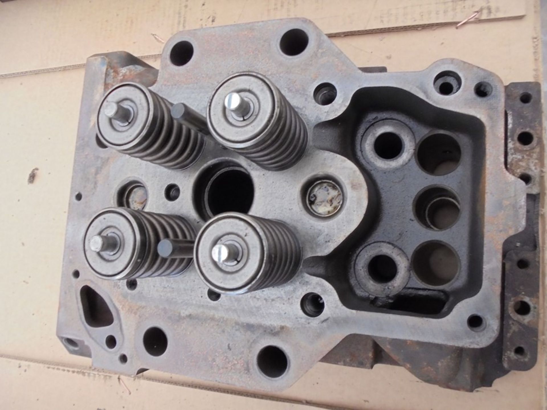 8 x used Caterpillar 3516 cylinder head, part numbers 205-1560 and 20R3547s (mostly without valves). - Image 4 of 6