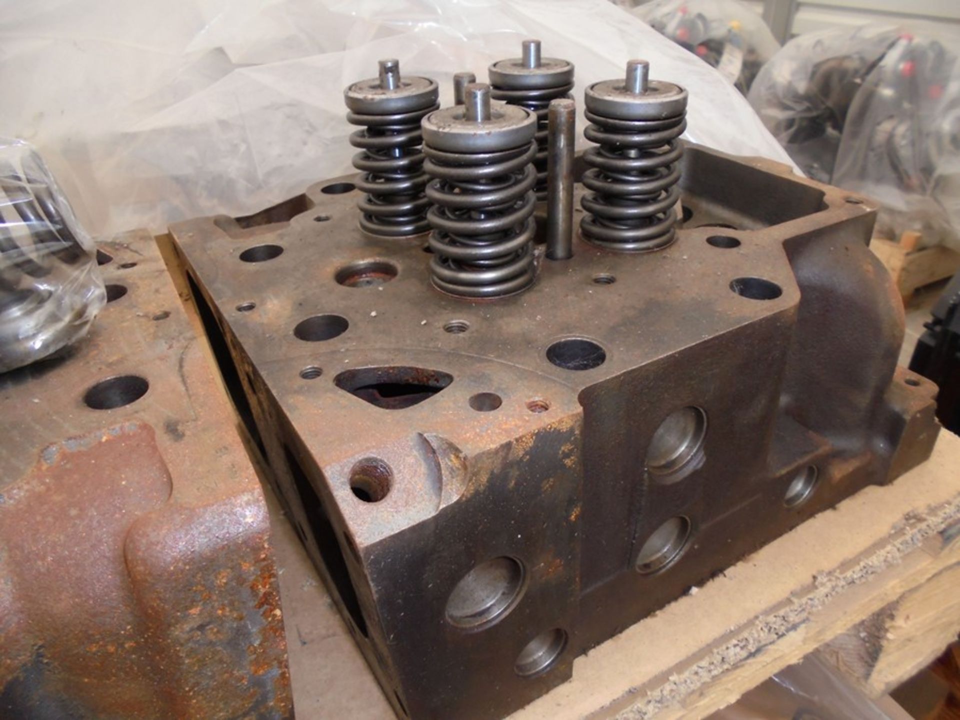 8 x used Caterpillar 3516 cylinder heads, part numbers 205-1560 and 20R3547 (mostly without