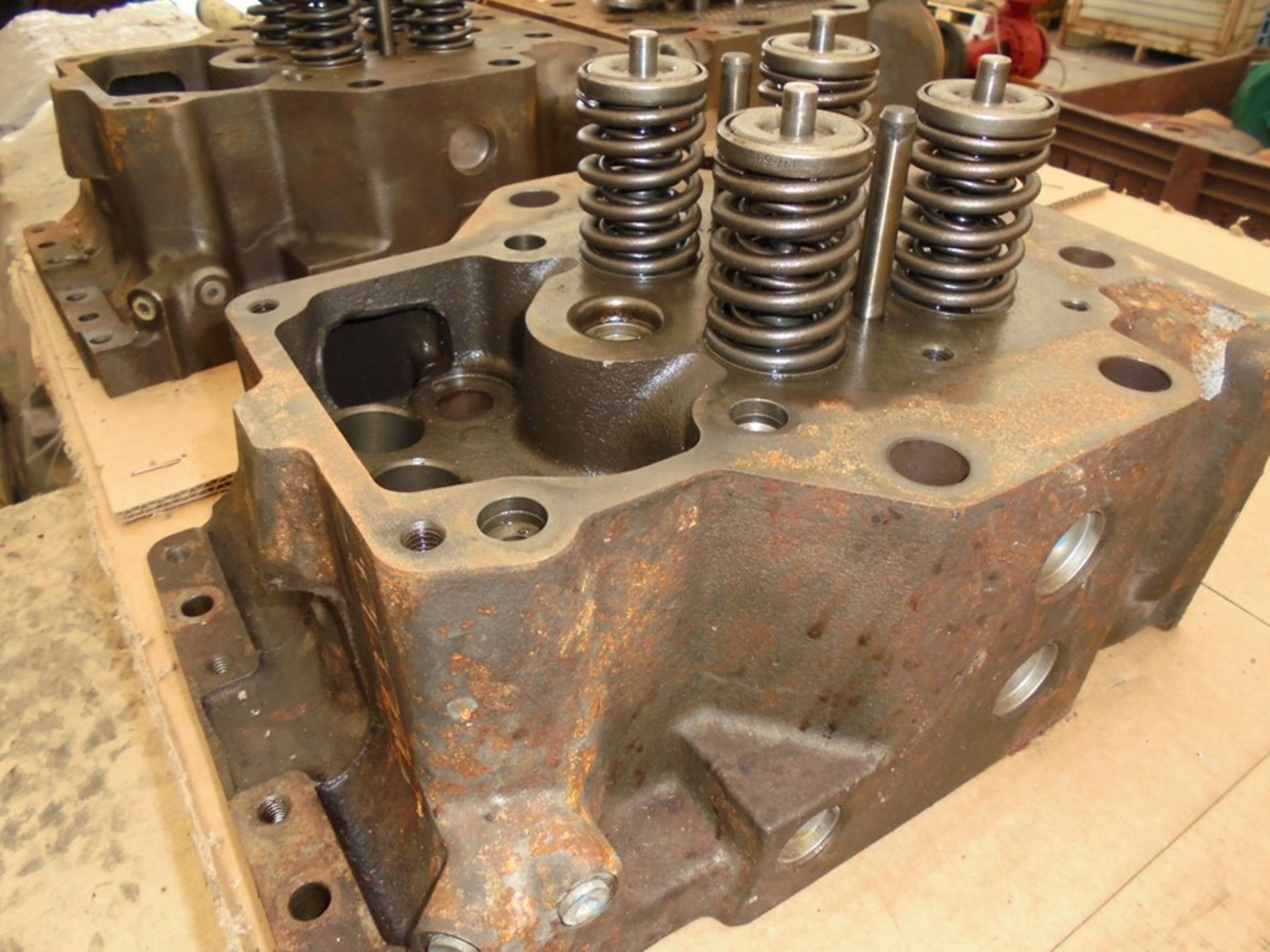 8 x used Caterpillar 3516 cylinder head, part numbers 205-1560 and 20R3547s (mostly without valves). - Image 3 of 6