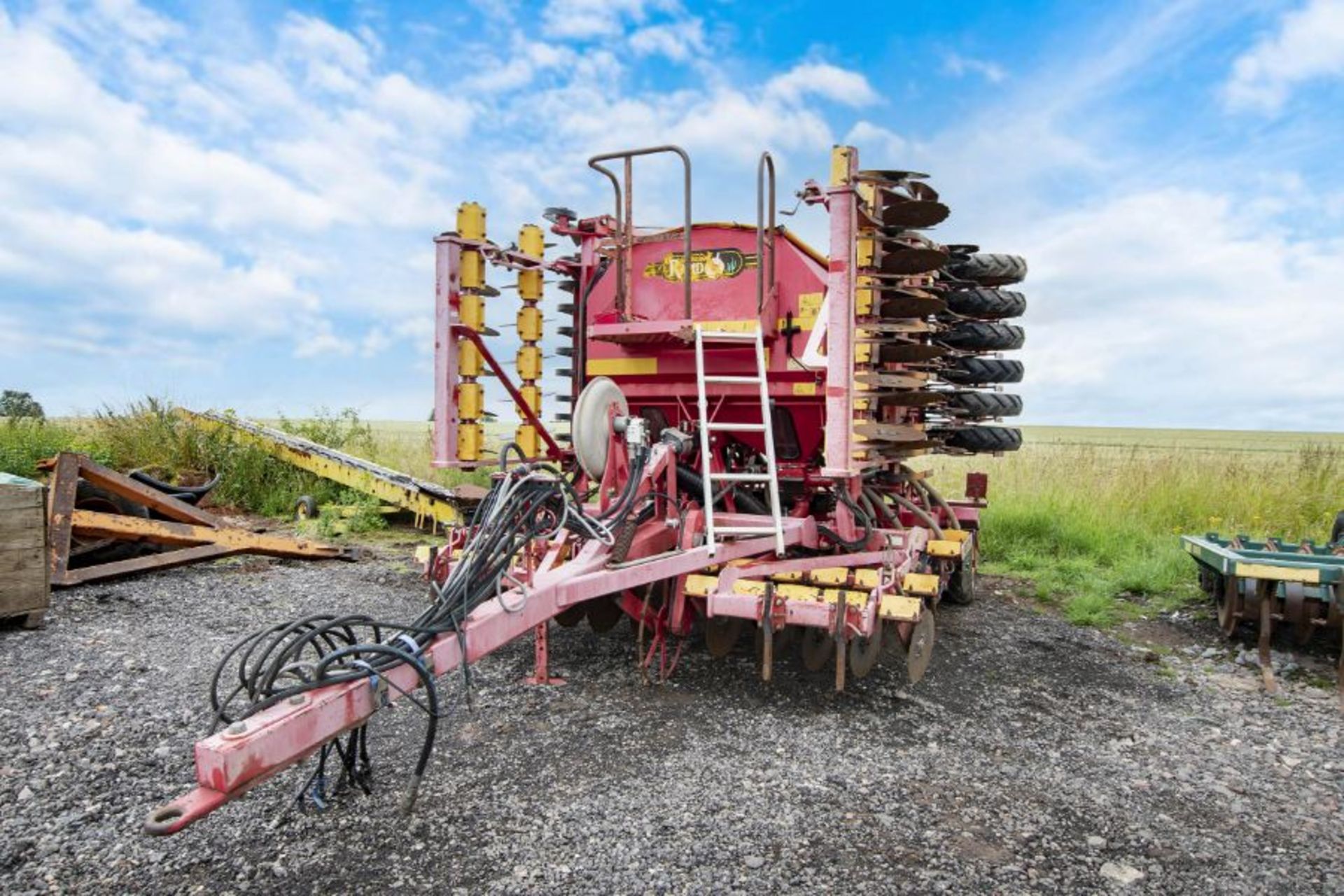 Vaderstaad 6m “F” drill with new coulter discs and following tines on cleated tyres. - Image 2 of 2