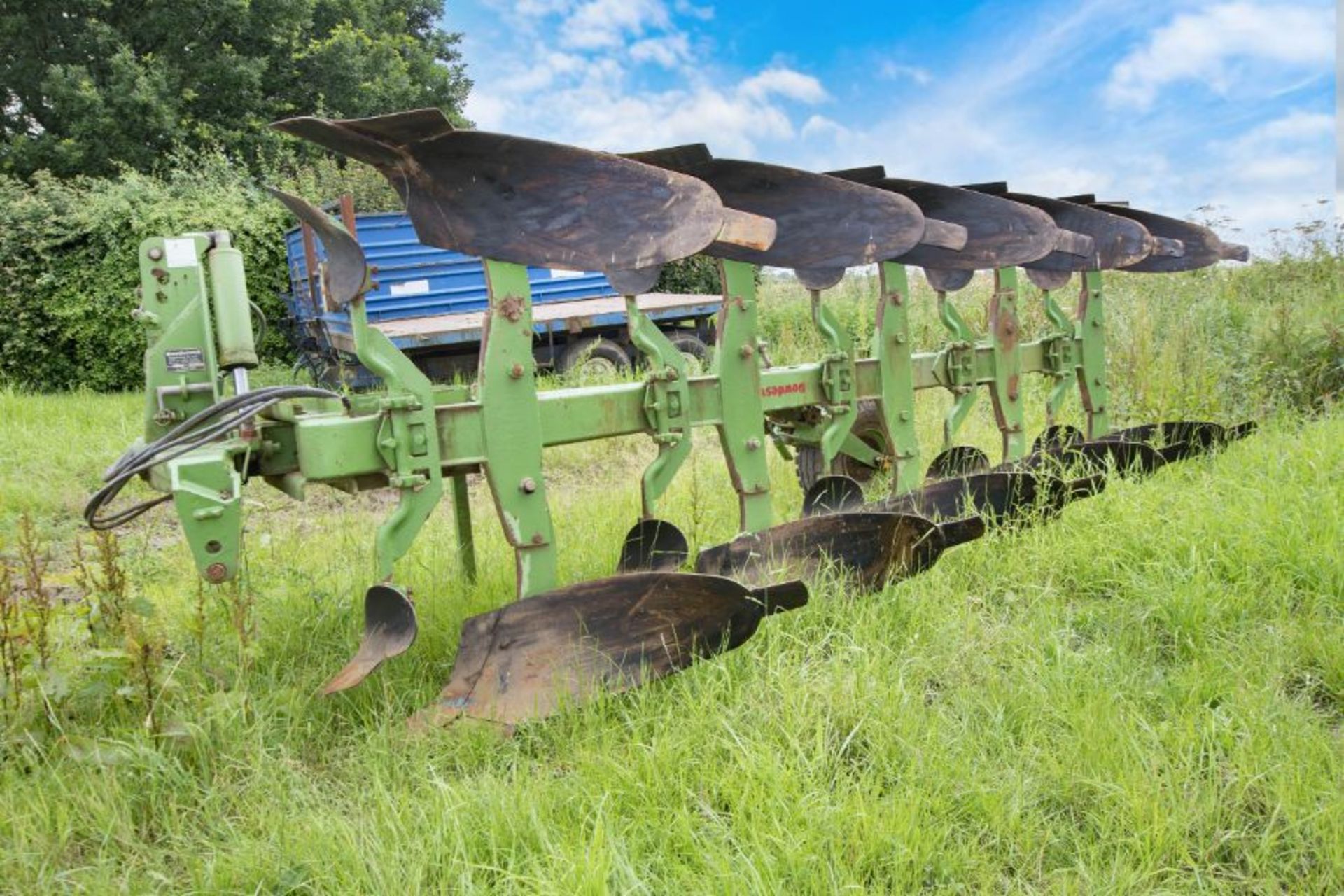 Dowdeswell DP7D2 4+1 reversible plough.