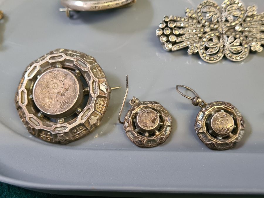 Tray lot of Victorian and later silver and gilt metal jewellery to include silver earring and brooch - Image 6 of 9