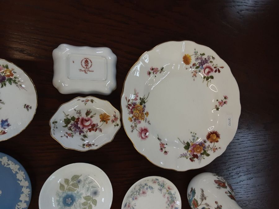 Tray lot of assorted porcelain to include Royal Crown Derby posies dishes and plate, Wedgwood - Image 2 of 4