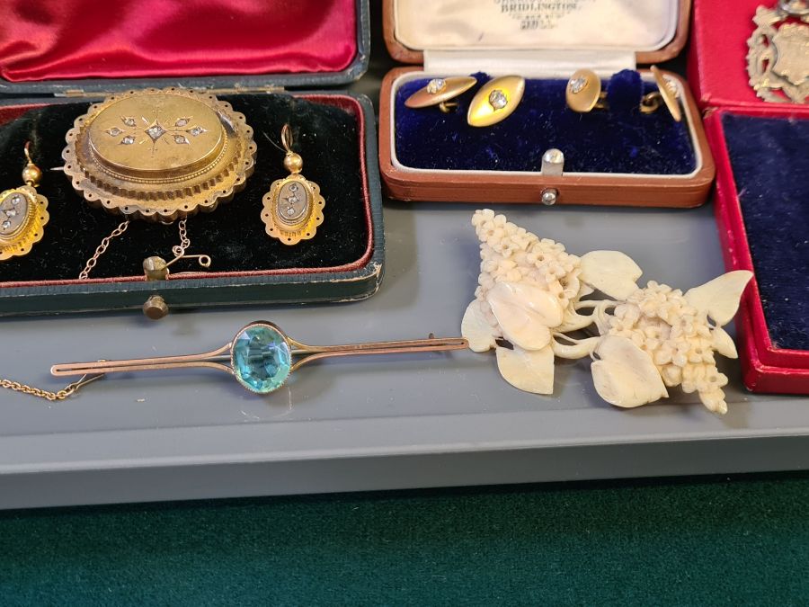 Tray lot of Victorian and later silver and gilt metal jewellery to include silver earring and brooch - Image 9 of 9