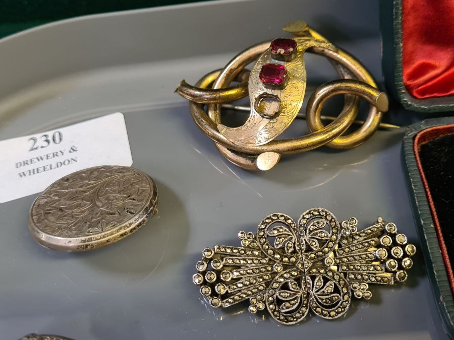 Tray lot of Victorian and later silver and gilt metal jewellery to include silver earring and brooch - Image 7 of 9