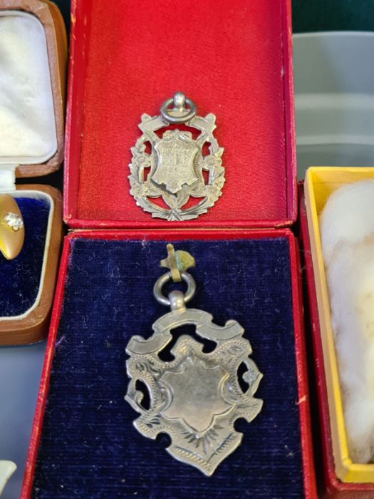 Tray lot of Victorian and later silver and gilt metal jewellery to include silver earring and brooch - Image 3 of 9